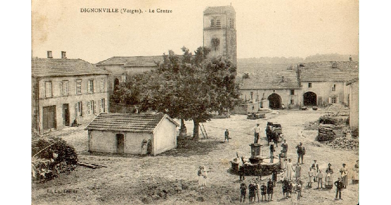 Une des trois cloches de Dignonville est classée aux monuments historiques depuis le 02 décembre 1922 réalisée en bronze, elle est datée de 1749.